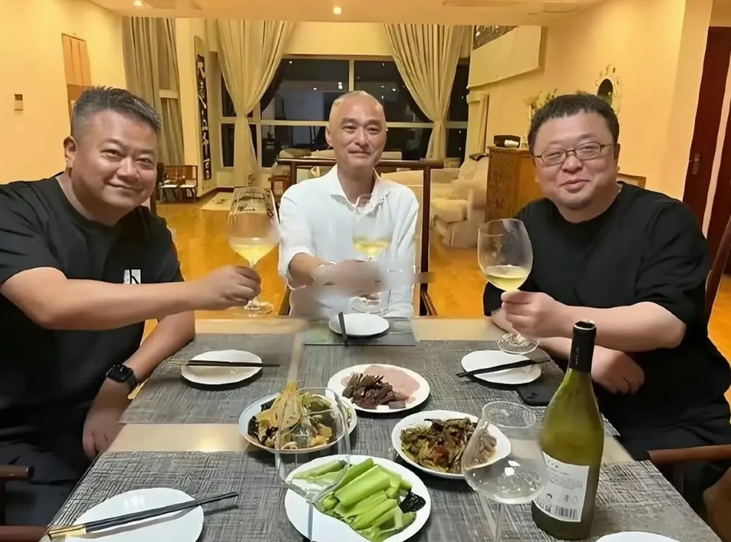 一个切黄瓜，一个卤菜，两个凉菜。富人的简朴生活。