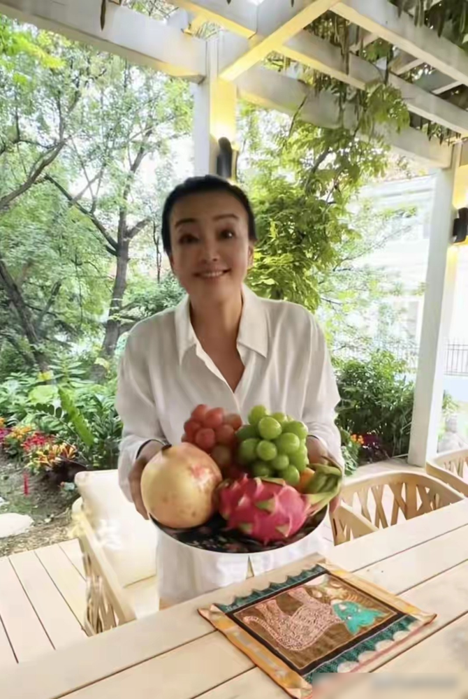 全网都在笑张兰中秋节只能惨兮兮地抱果盘，真相却狠狠打了黑粉的脸。网友还在脑补豪门婆媳宫斗，人家亲爹早