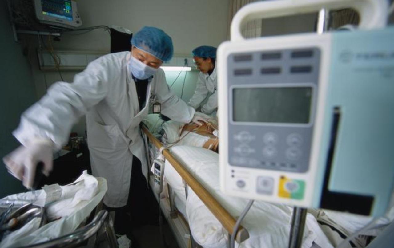 江苏无锡一男子头晕不适前往社区诊所就诊，突发心跳异常、身体虚脱无法饮水，服用救心