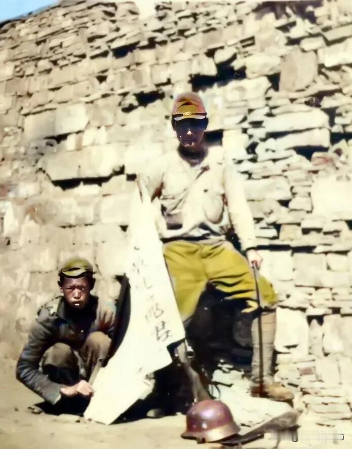 侵华战争期间，一名被俘的国军小士兵，被迫与日本士兵合影。照片中，日本兵手拿匕首，