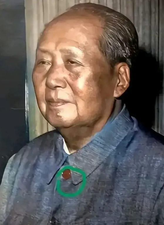 伟人<em>满门忠烈</em>打下江山，却这么艰苦朴素您图啥？穿着泛白的衣服，不配套的纽扣，面容