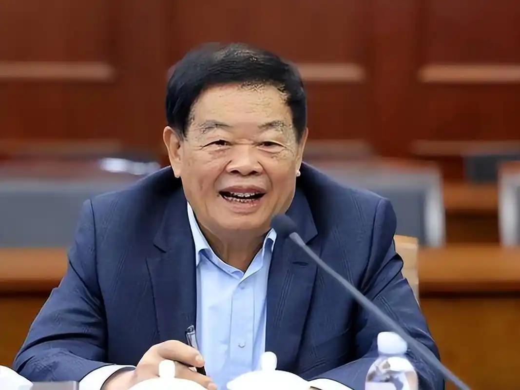 曹德旺办大学刚闹出“院系自负盈亏”的争议，董明珠这边却简单粗暴：每年拿不少于5亿