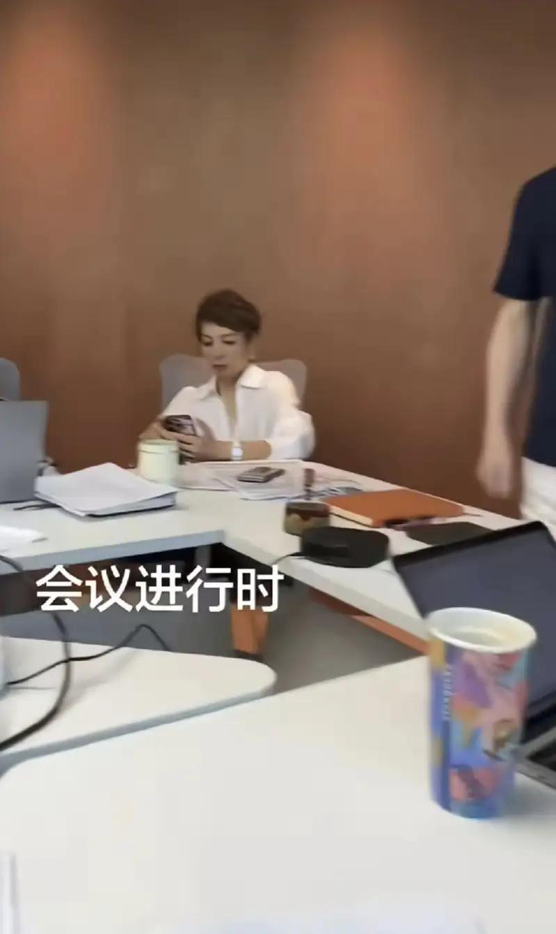 汪小菲现在是工作、带娃两不误呀，汪小菲带着3个孩子还在香港。北京麻六记的高管