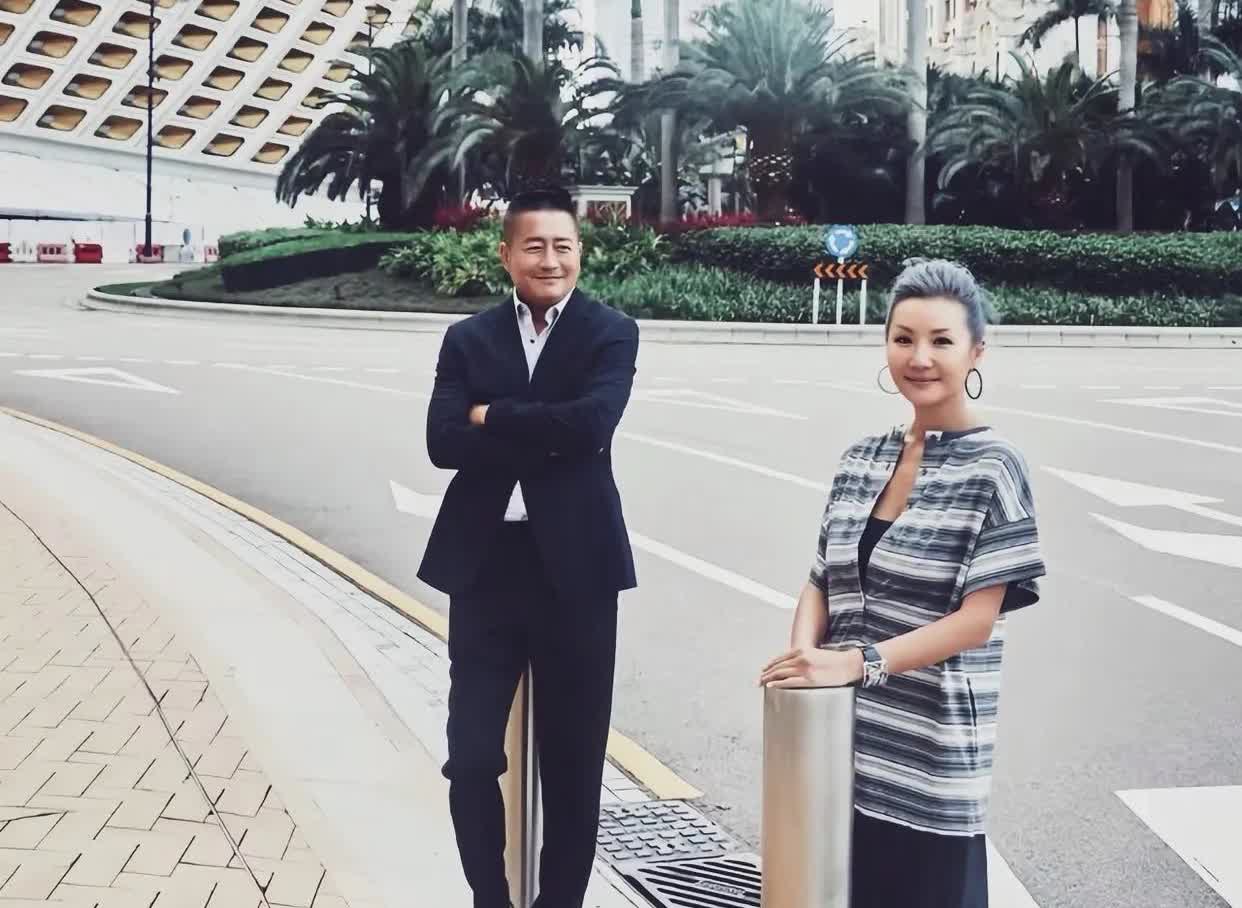 高曙光与现任妻子，结婚这么久仍然恩爱有加，高曙光看妻子的眼神透露着美好与幸福！郎