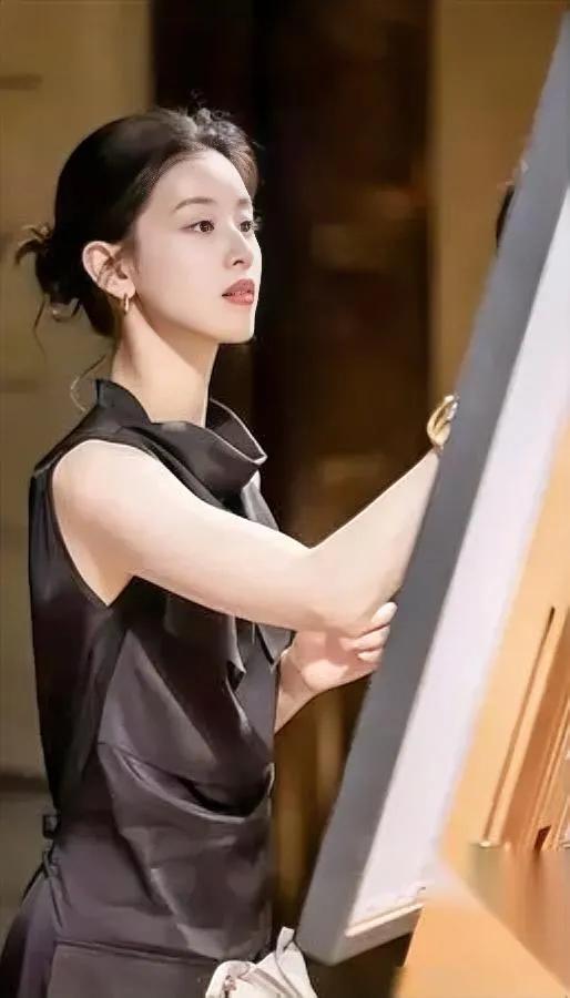 看了章泽天的播客，我突然懂了——之前觉得她是“幸运天花板”，清华学历+顶级资