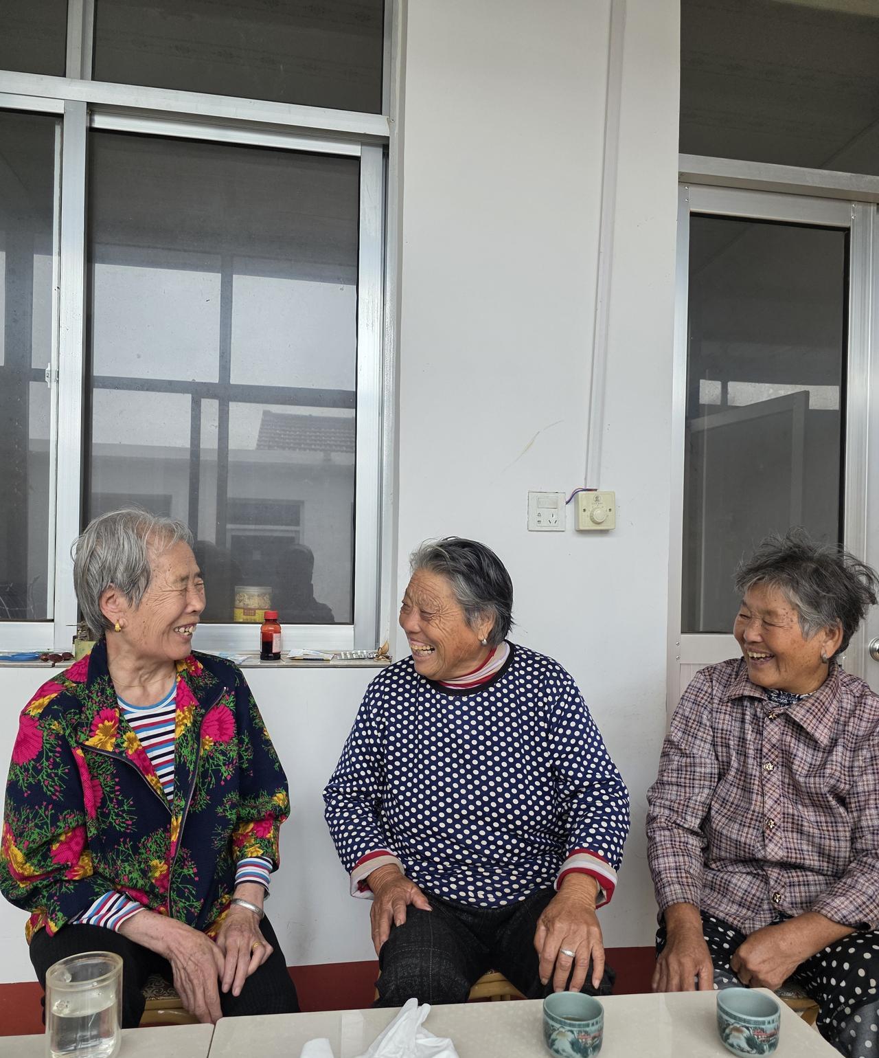 我做服务员，端水倒茶听故事：今天下雨，三个老太太聚在一起回忆往事……中间这个婶