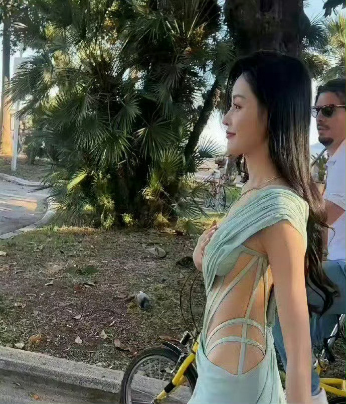 这件衣服有一点赘肉都驾驭不了，张天爱瘦成这样都一直在吸腹​​​​