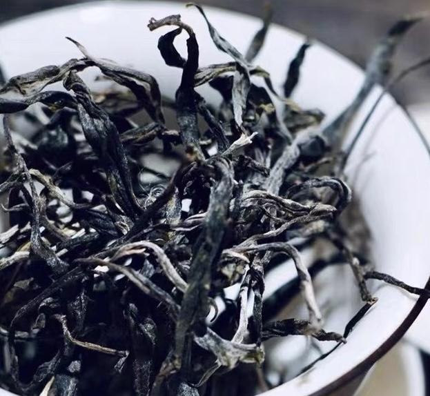 刚才喝茶，老伴儿拿起我茶渣碗里的一团茶叶说，我要喝这个。我笑了笑，你不傻嘛。