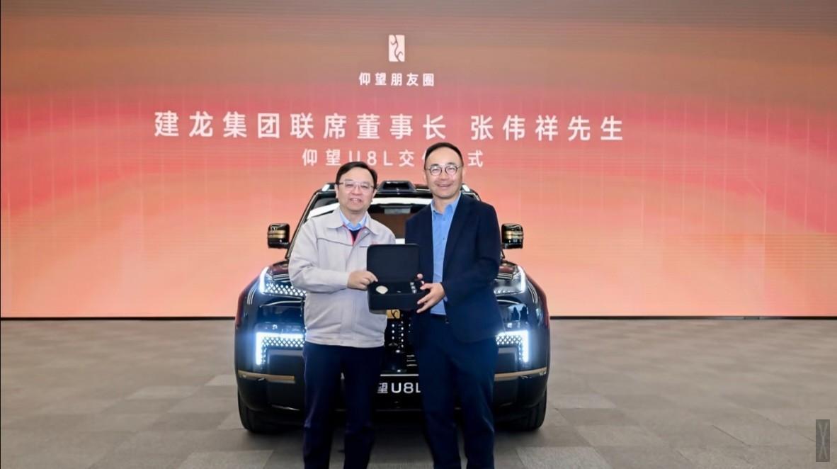 王传福给六个老板交U8L，没穿西装，穿了件BYD工衣。这事儿有意思就有意思在