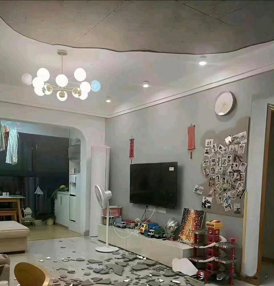 天还没塌，可房顶塌了…这种情况，除了自认倒霉以外；还能怎么办？难道找开发商？