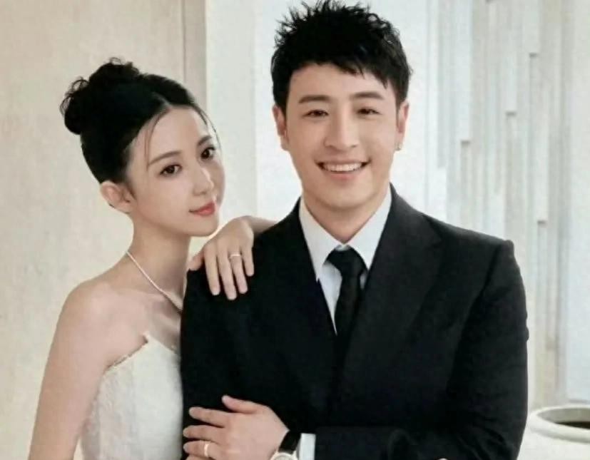 潘玮柏老婆真是身材好任性，上身只系了一条丝巾就出门，真时尚！