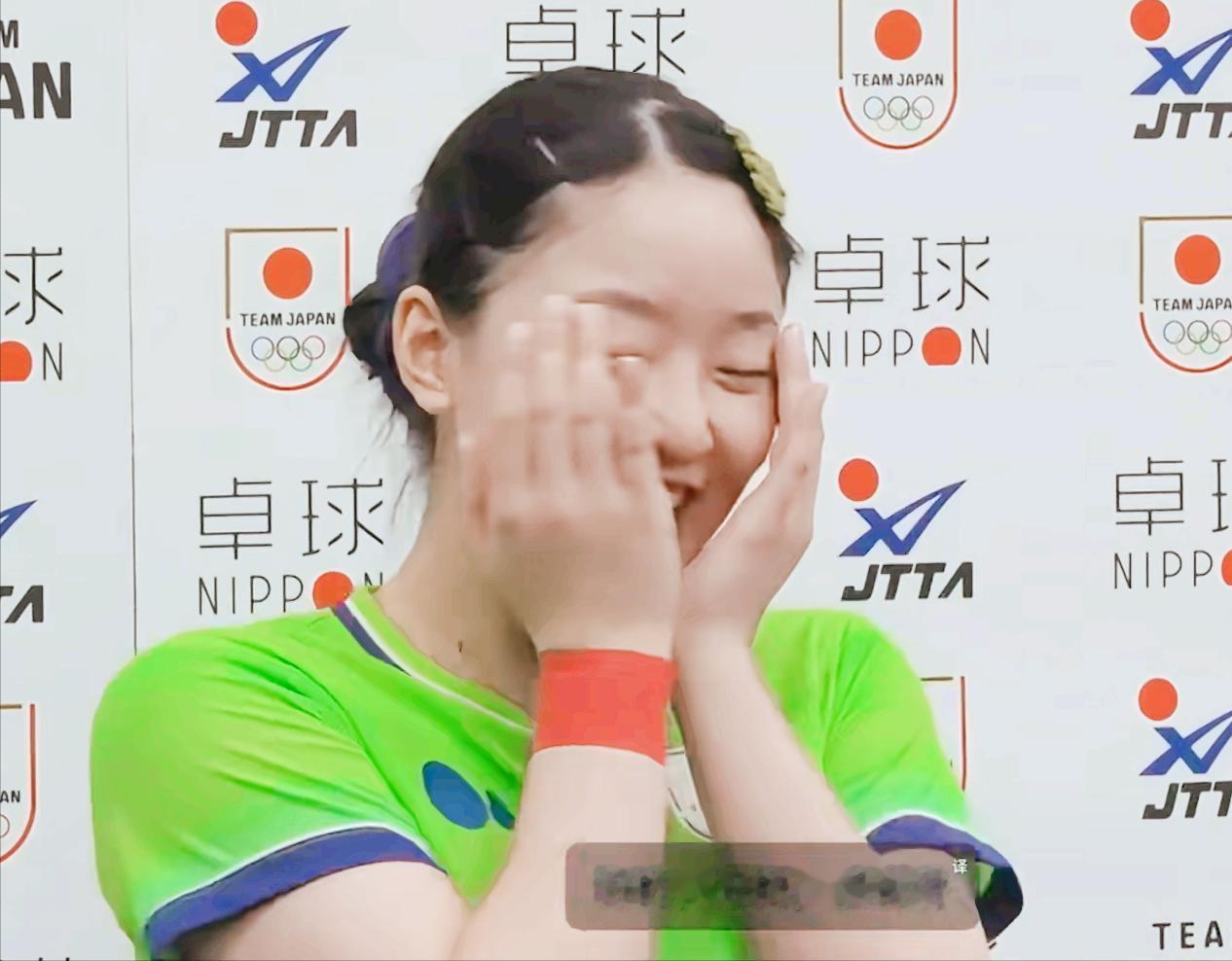 张本美和接受采访时，为何直接笑场了？看来张本美和没少学习中国文化。记者问：今