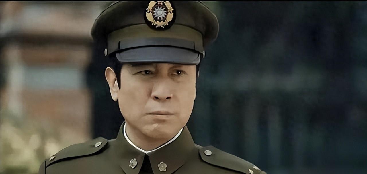 1950年台湾，国民党将领吴石被自己家里厨师救过一命。当时特务翻墙撬窗偷文件，厨