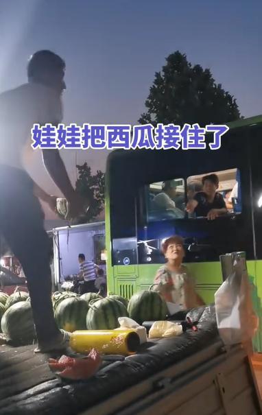 “这老板大气！”河北石家庄，一辆公交车缓缓停靠在西瓜摊旁，后排的男孩突然探出车窗