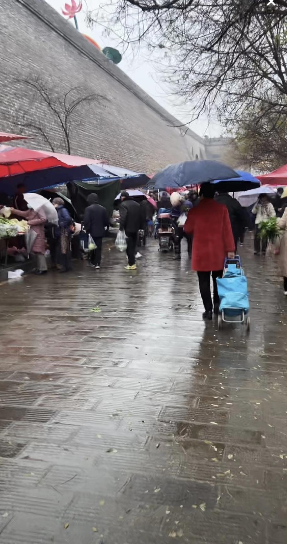 “没有嫁不出去的女人”这一碗毒鸡汤害了很多女人，我堂妹就是其中一个。堂妹十几年前