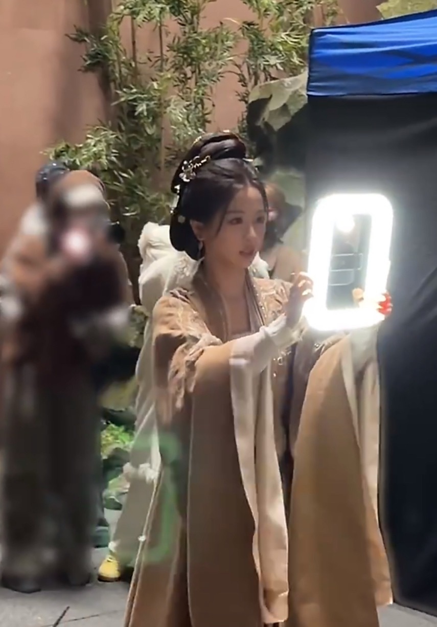 有虞书欣在的剧组物料只会多不会少好想做虞书欣的同事啊