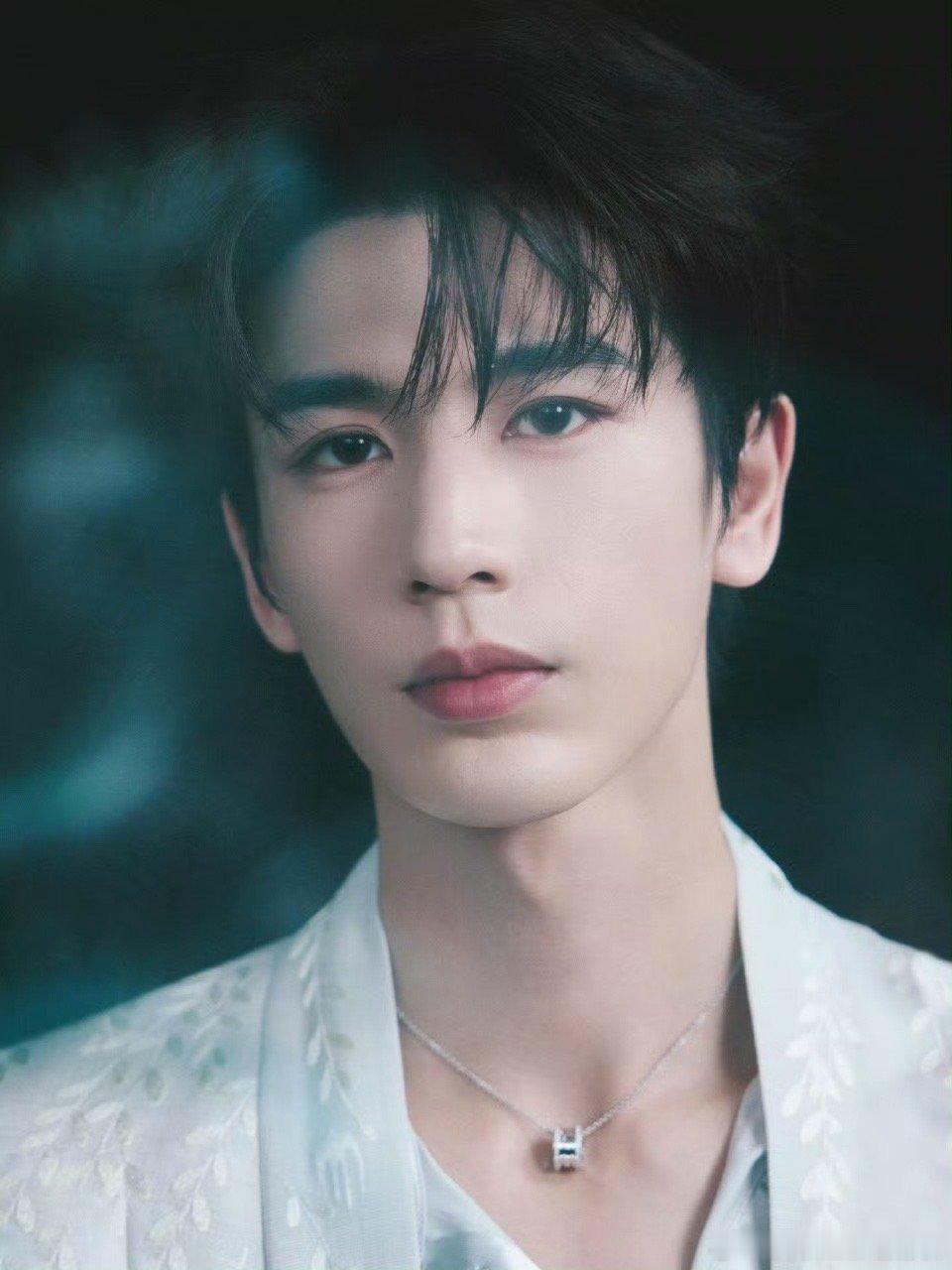 谁把张凌赫弄天上去了刚看完逐玉谢征骑马打仗帅得一批，转头张凌赫就在潍坊风筝节直