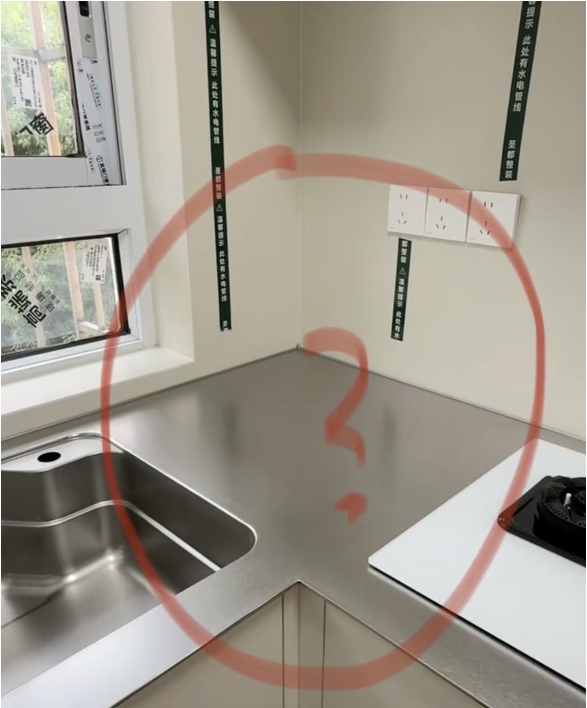 不锈钢台面为什么那么多人反对？难道不好吗？总觉得打理起来很方便[捂脸哭][捂脸哭]