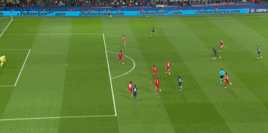 谁说人多力量大？全是背景板。利物浦这是在线演示《关于四个人如何通过默契配合，