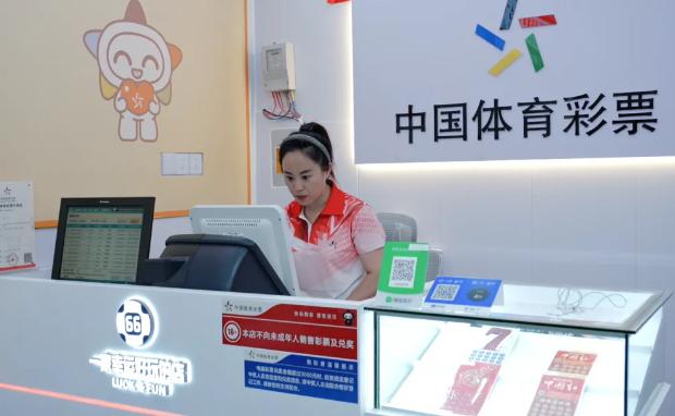 彩友将1000万大奖票随手丢在站点垃圾堆，等开奖后才发现号码居然全中，火速赶回站