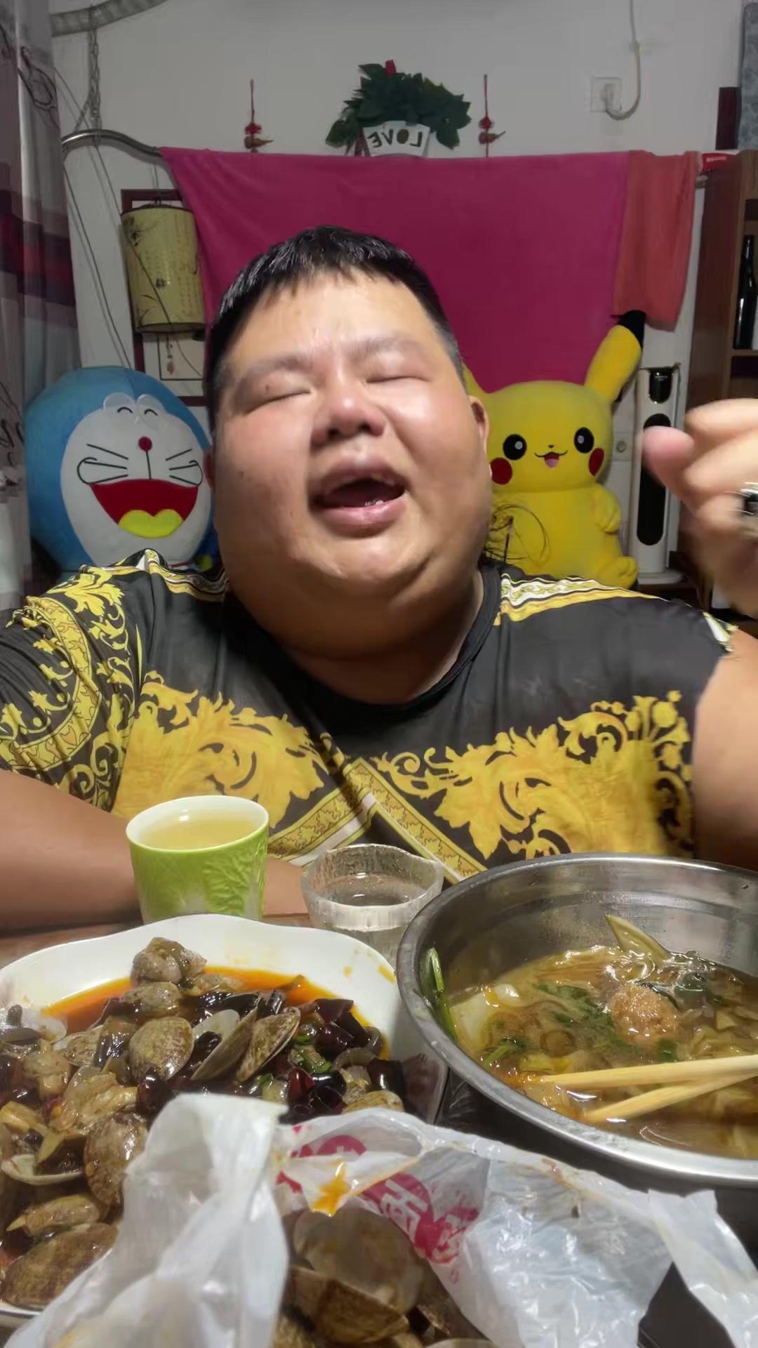 “大胃袋”良子的体检结果出来了，真的让人感到意外的很。网友们猜测良子这体重得