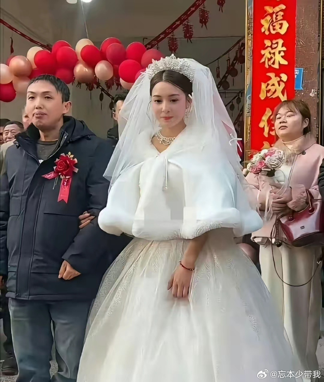 这新娘是要了多少彩礼啊，弄得新郎连西服都买不起了。