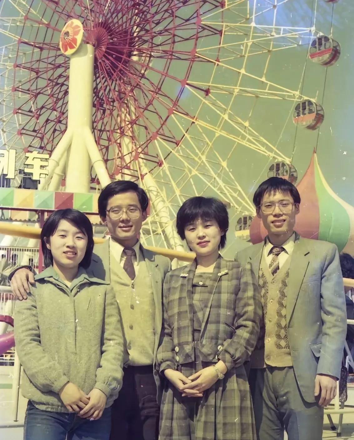 这张照片拍摄于1987年，广东省广州第一棉纺织厂两对情侣休假时，到广州东方乐园游