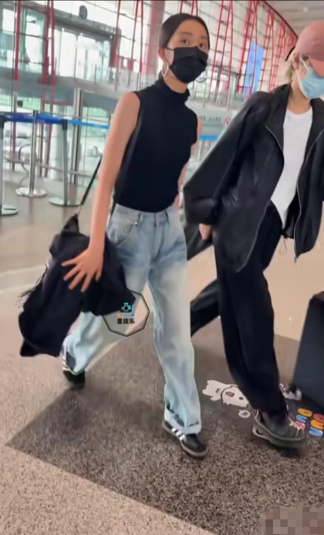 黄磊女儿黄多多今年18岁，在纽约大学读书，这可是新常青藤学校之一，世界顶级名校！