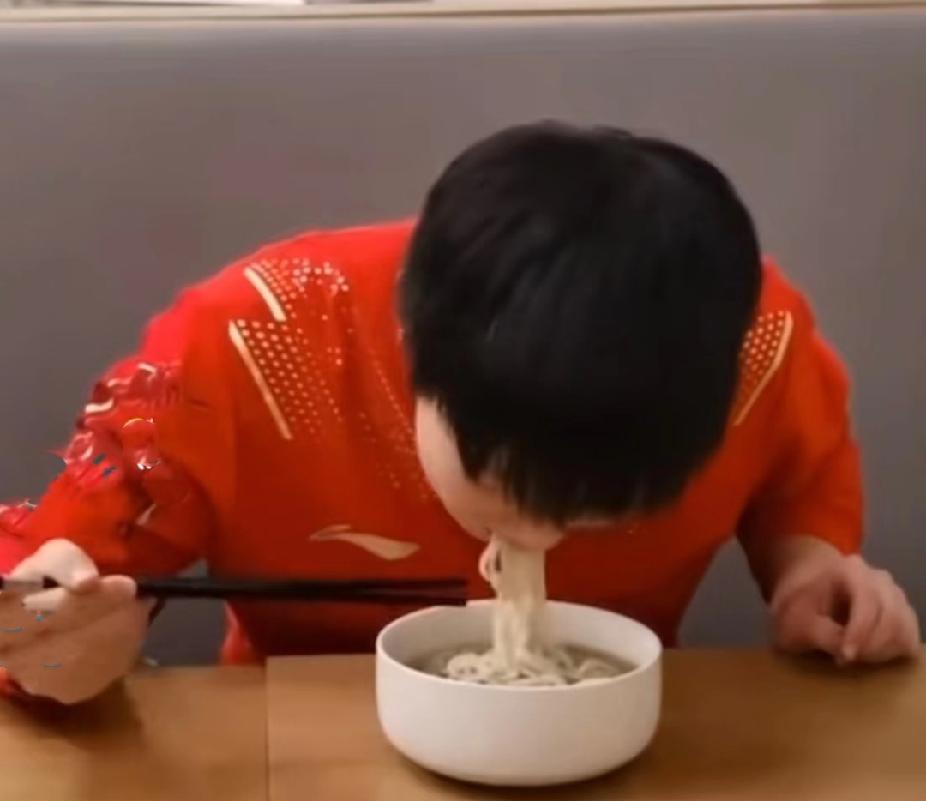 谁懂啊！莎莎干饭真的太治愈了刷到孙颖莎吃饭的视频，真的看一次笑一次又暖一次