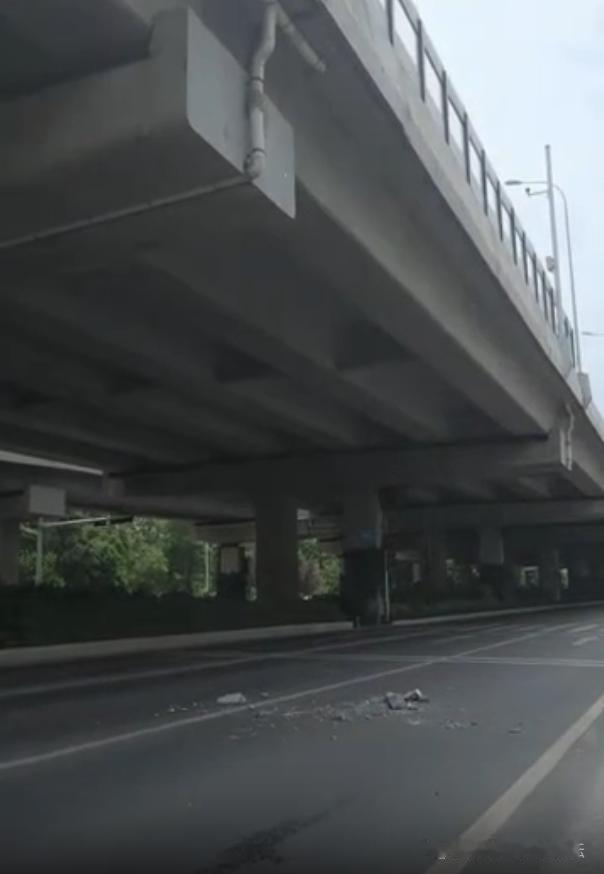 【济宁内环高架薛口家园段水泥二次脱落，养护漏洞引担忧】山东济宁的内环高架，是主城