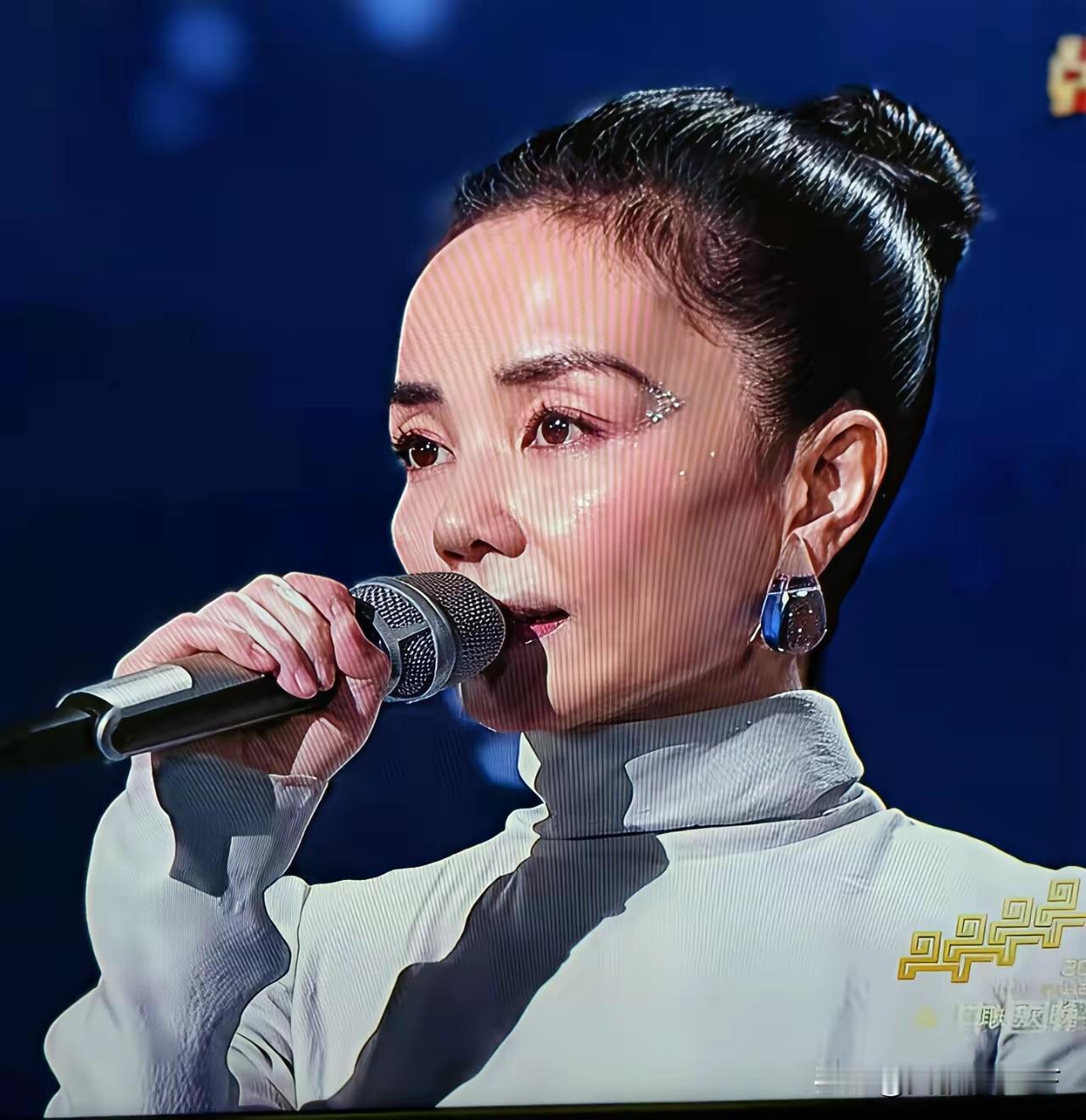 王菲第六次登上春晚，而且还是独唱，不愧为天后级别的人物。很多人都说王菲在202
