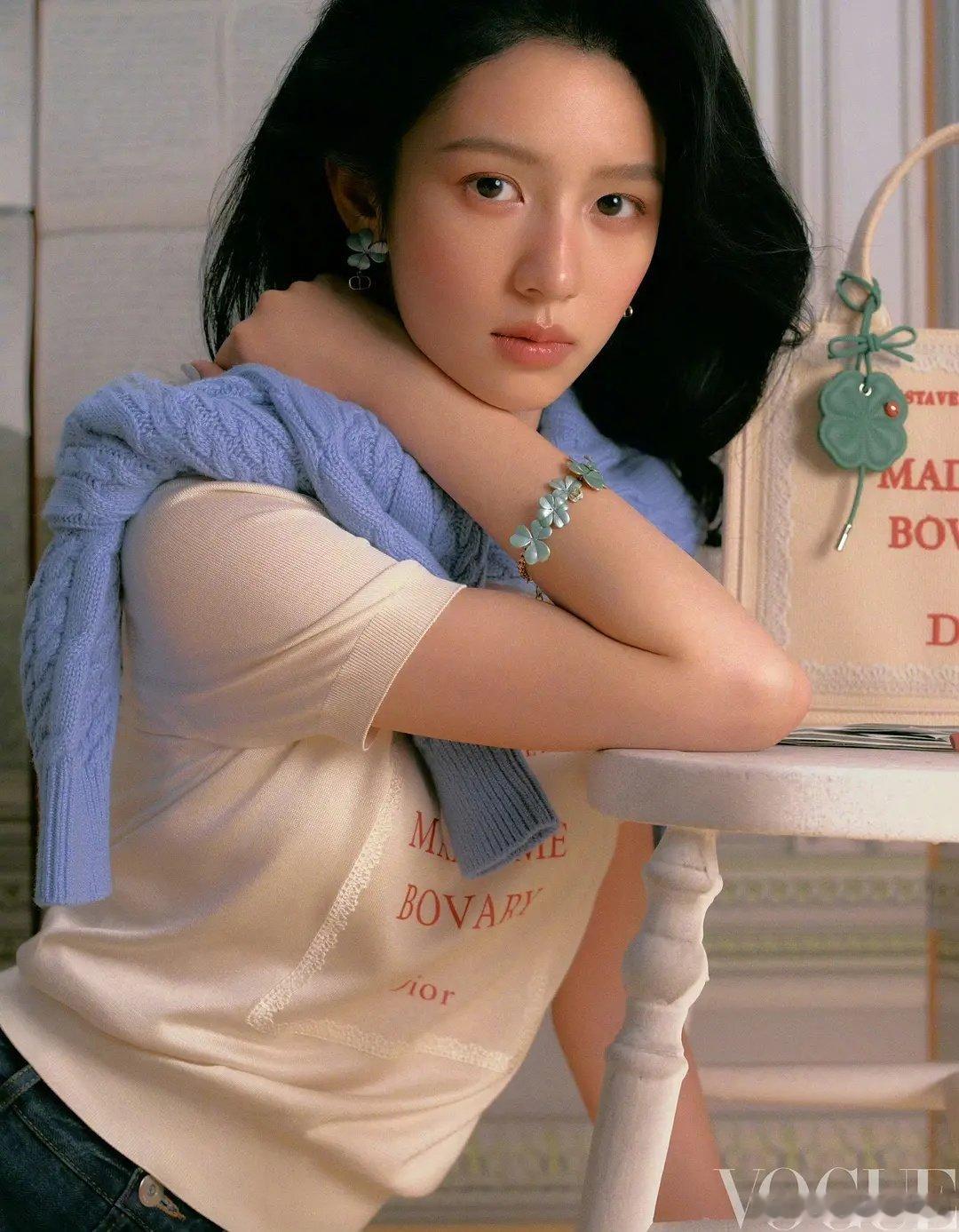 周也vogue大片🈶鬼马活泼女孩好俏皮