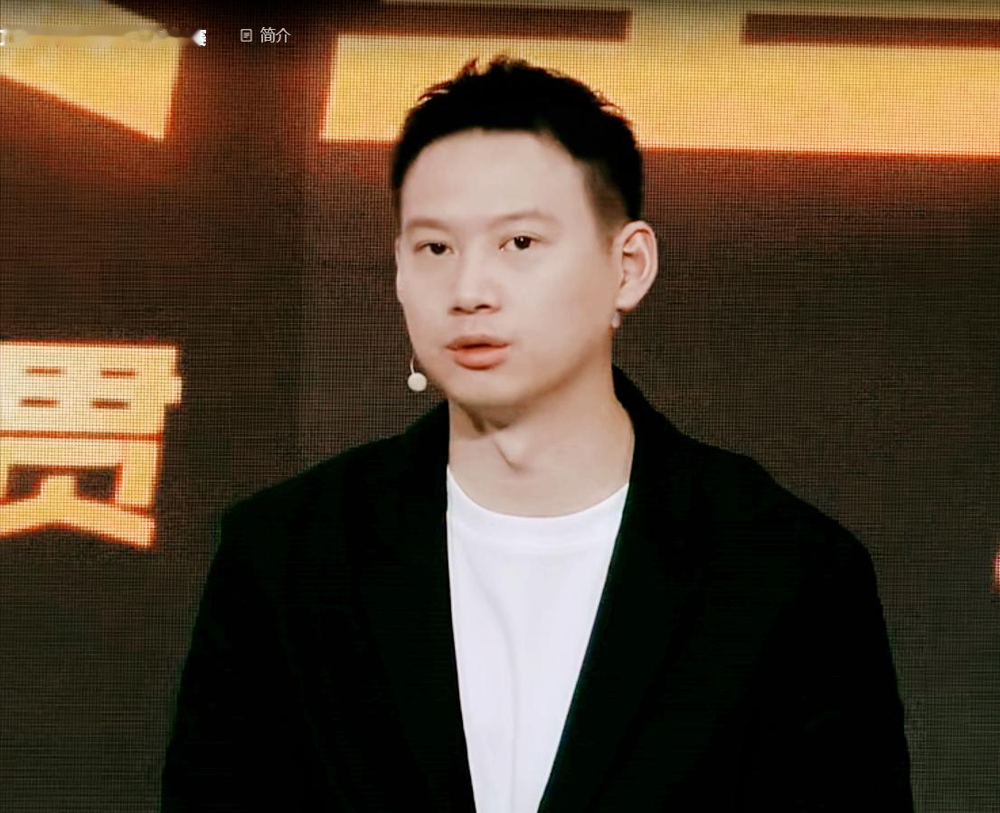 孙颖莎3:1拿下叶伊恬的比赛，到底哪里打的好？周雨不愧是专业的，一语道破。周雨说：莎莎打完亚运会，回