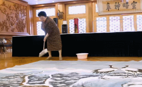 12月2日，“中国紫檀博物馆”的官方账号，分享了自家老板陈丽华的一幅巨型画作：前