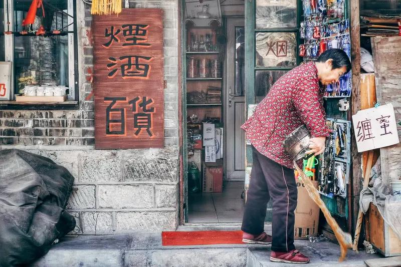 据潇湘晨报报道，附近一名商家称，事发11号，系一名女子持刀砍杀一家酒行的一名女子