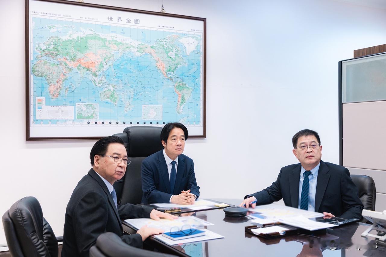 赖清德发布了开会应对大陆军演的照片，会议室的世界地图亮点很多。这张地图画的是秋海