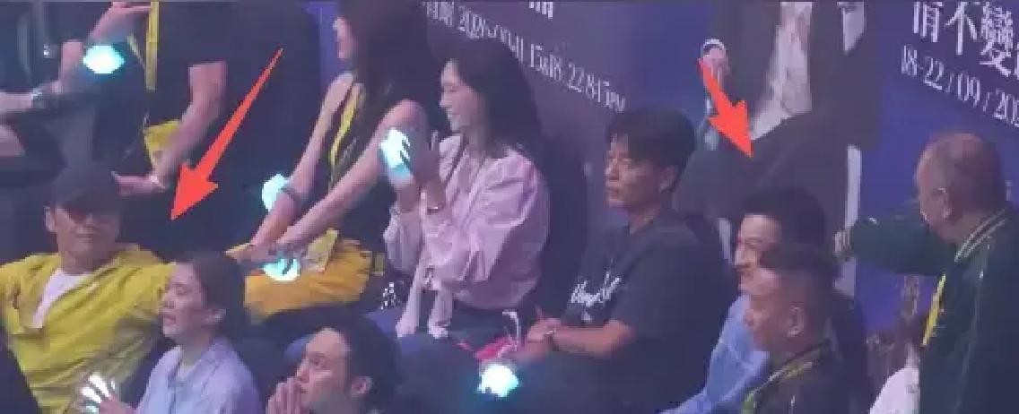 谭咏麟在台上卖力开唱，台下贵宾席里，苗侨伟就那么平静地盯着刘德华看了足足十来秒离着没多远的刘德华，跟