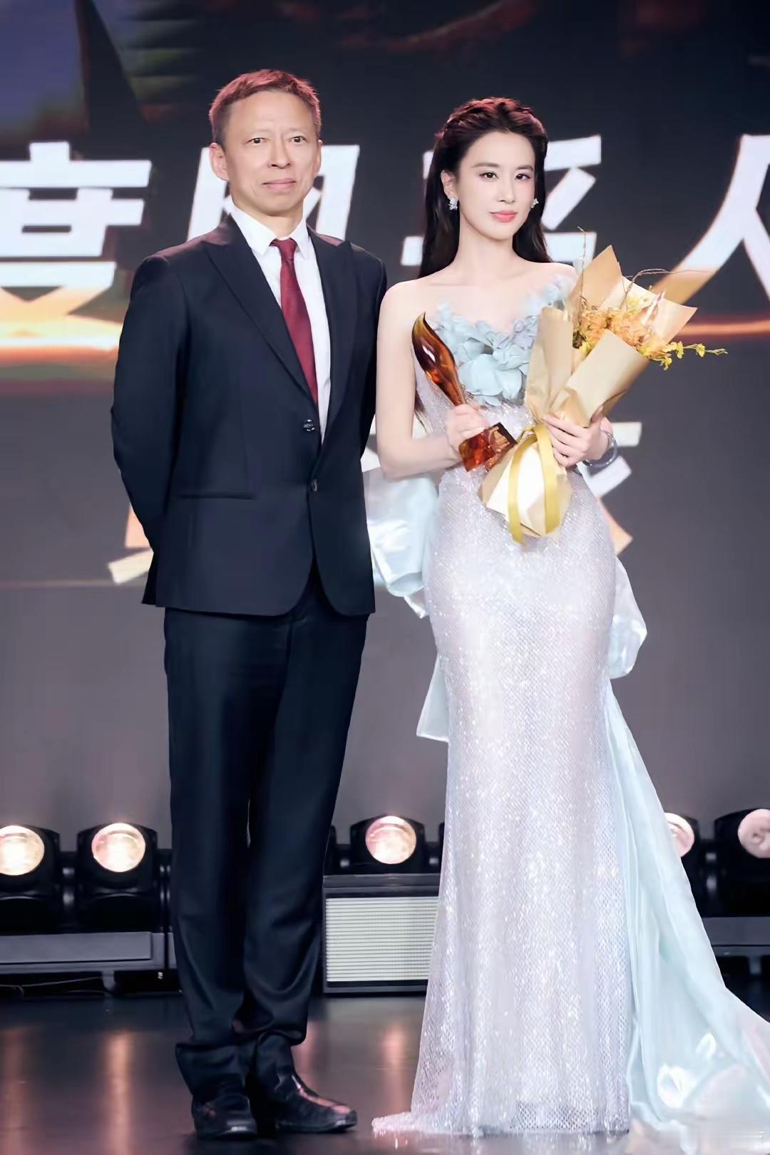 不得不佩服，张朝阳在自己举办的红毯上和女明星合影，竟然双手后背，规规矩矩的站着，