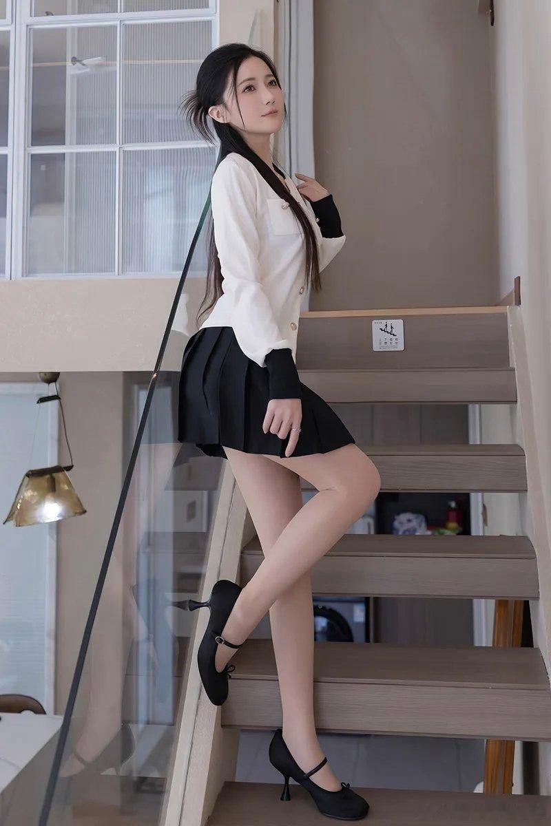 你会喜欢主动的女生吗美女热门美女居家制服休闲风