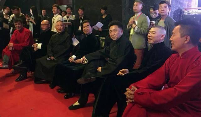 2016年，德云社20周年庆典，于谦在嘉宾席上的坐姿，真的好霸气啊！那个时期