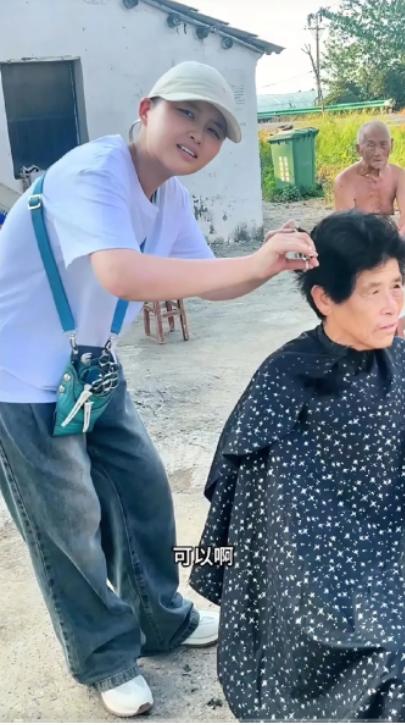 7月31日，湖北仙桃，1女孩正在给人剪头发，突然一男子走上前问她有个800块的活