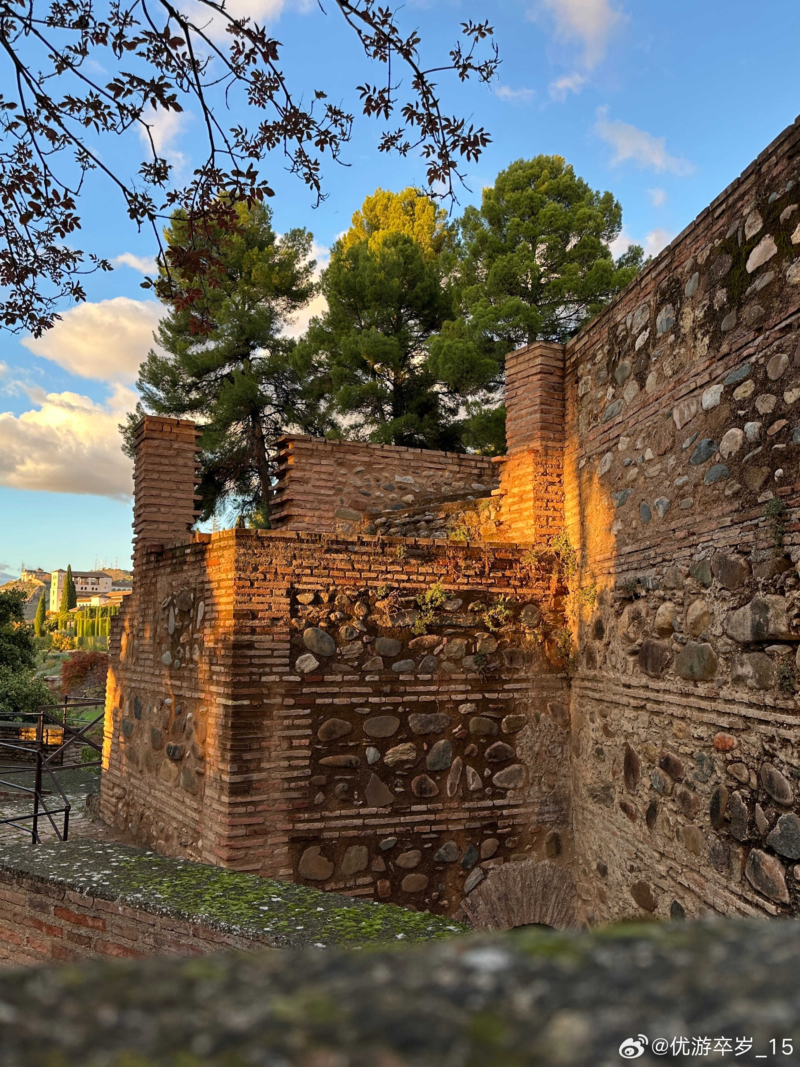 【世界遗产】阿尔罕布拉宫静卧在西班牙格拉纳达山岗，是摩尔人在伊比利亚的建筑巅峰。