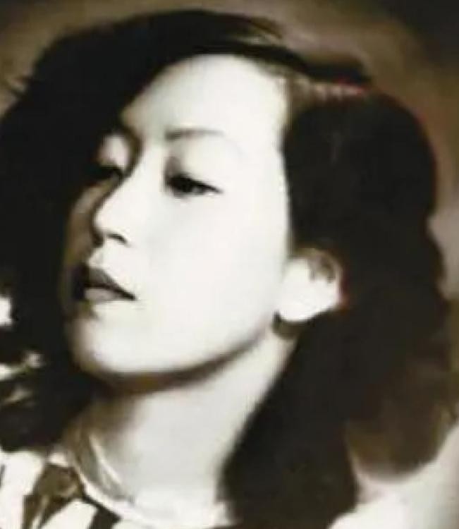 1995年，张爱玲在美国出租屋内去世，尸体一周后才被发现。她一丝不挂地躺在床上，
