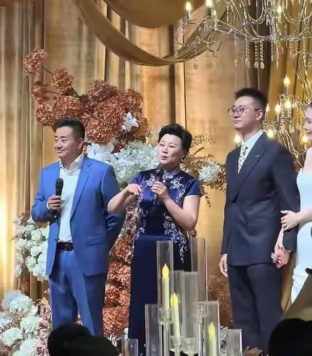 海燕这回是真长心了！儿子婚礼上婚车没有一辆豪车，都是理想汽车赞助的，桌上喜酒