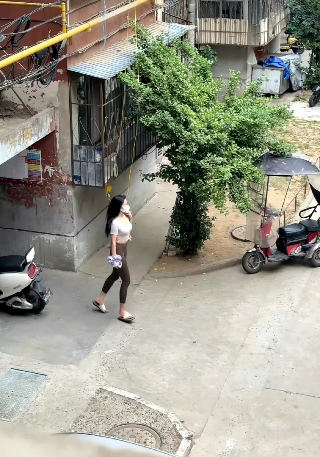 刚好看到邻居出门，身材也太好了！​​​