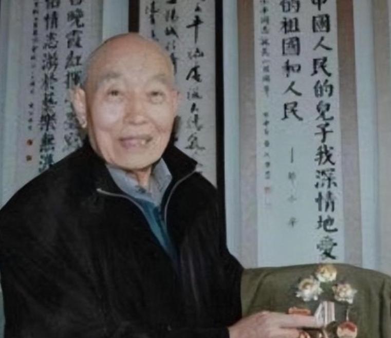 1944年，日军来到牢房。随后，日本翻译对9名被折磨得血肉模糊的战士说了："我们