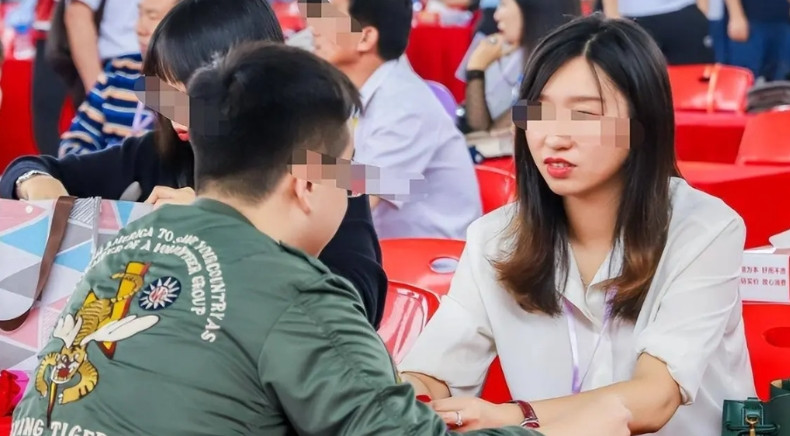 “白嫖到自己头上了”4月，一女子相亲，带了23人的亲友团，一顿饭吃了近2万，男子