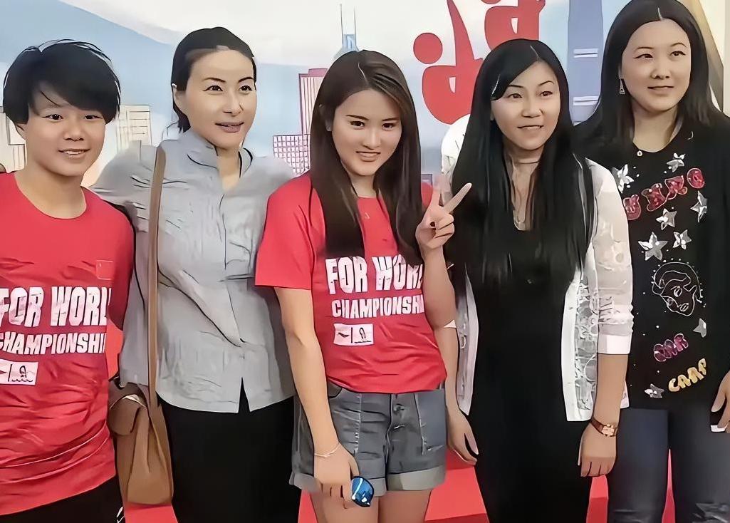 右四位都是跳水界的王者，是好多水迷眼里的太后级人物。左一是谁？能和她们几位站在一