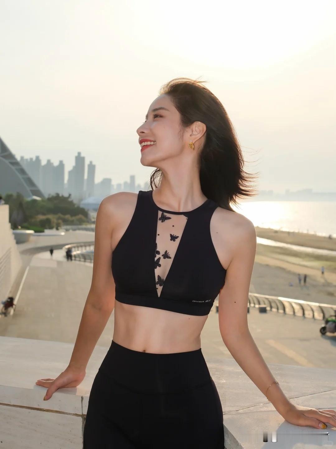 海边漫步，微风拂面，自由自在。