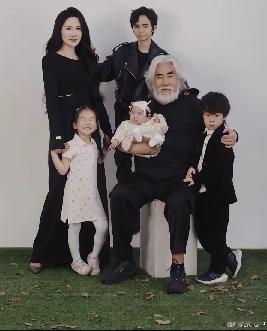 张纪中真的有很多很多的财产吧，不然妻子不会在他75岁的年纪还想拼五胎。大儿子马